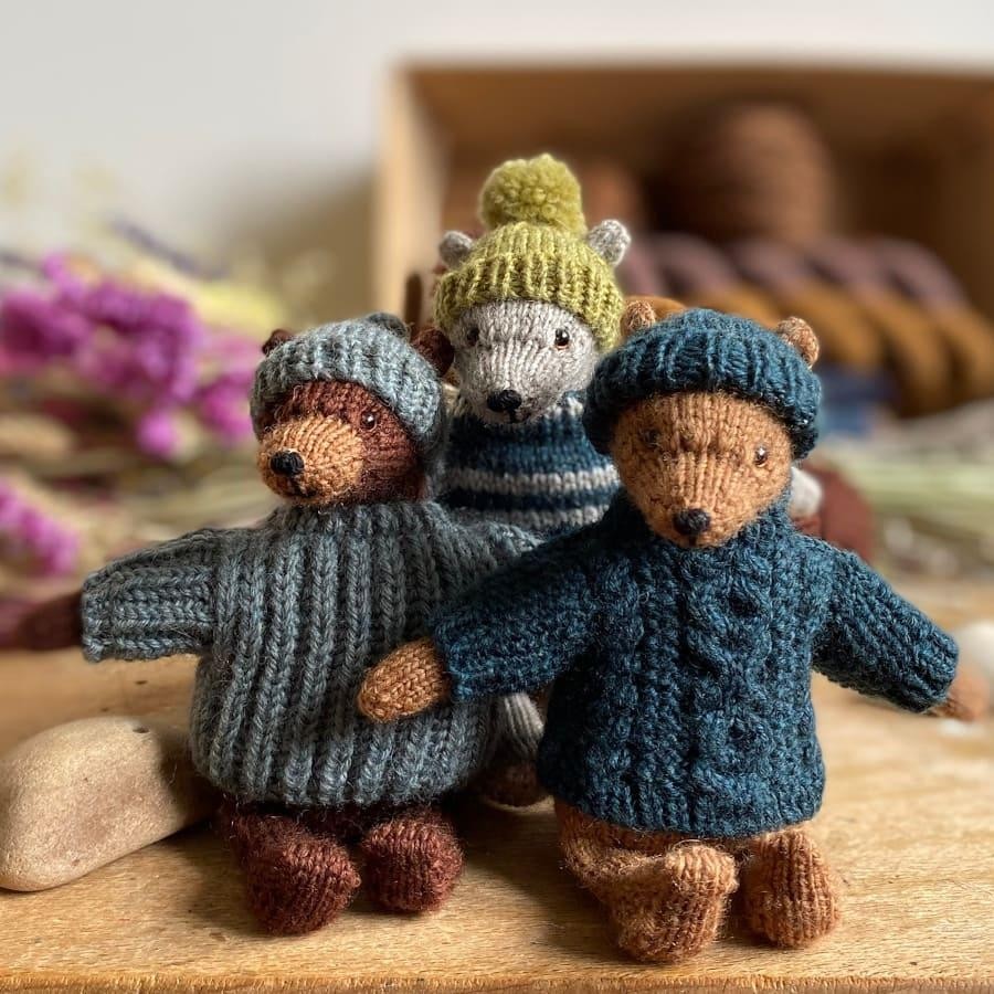 Вязаный спицами маленький мишка