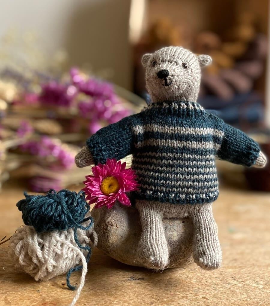 Вязаный спицами маленький мишка