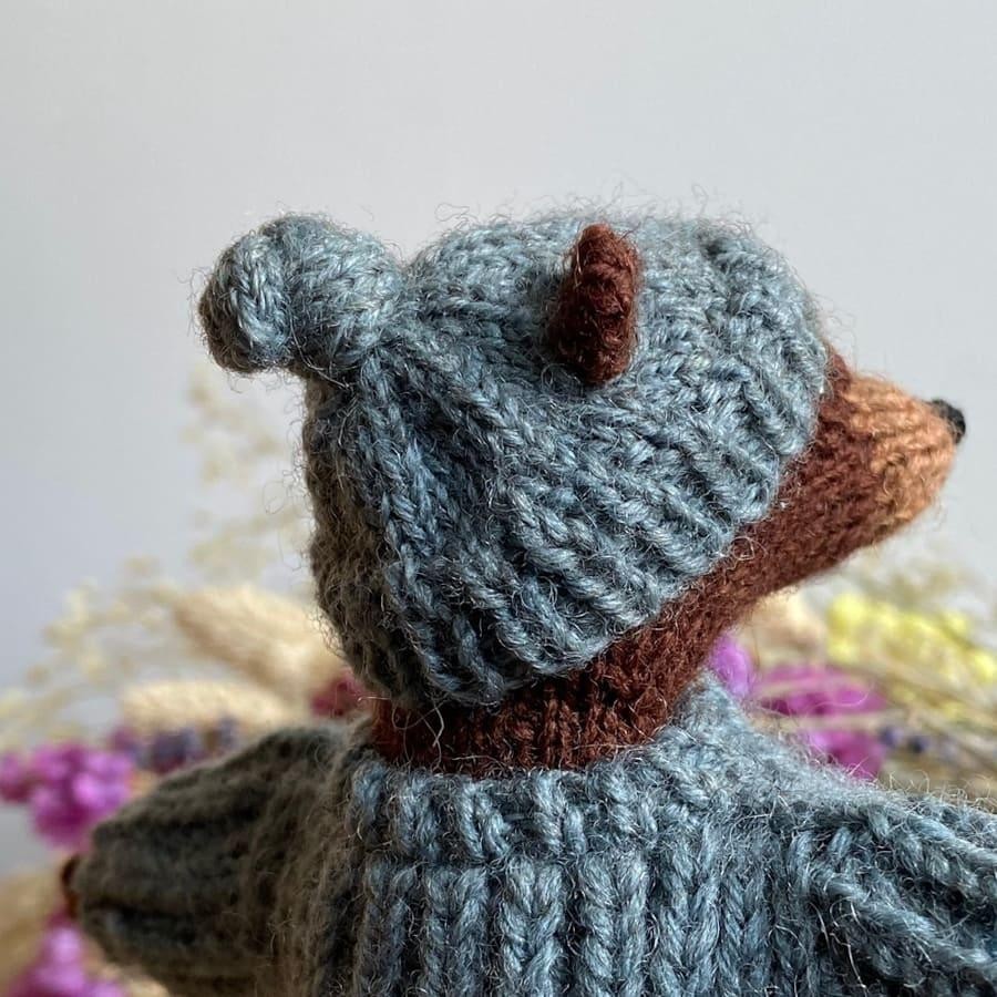 Вязаный спицами маленький мишка