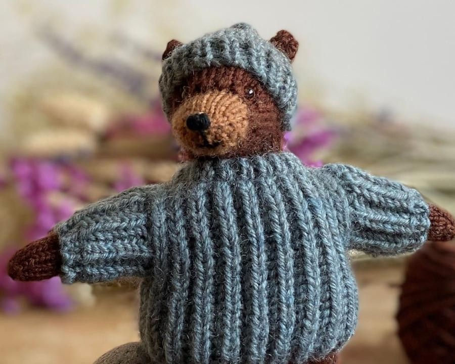 Вязаный спицами маленький мишка