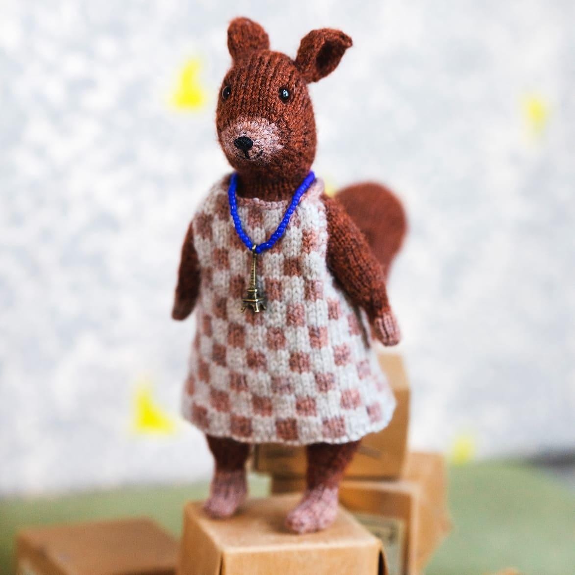 Вязаная спицами белка Hazel the Squirrel