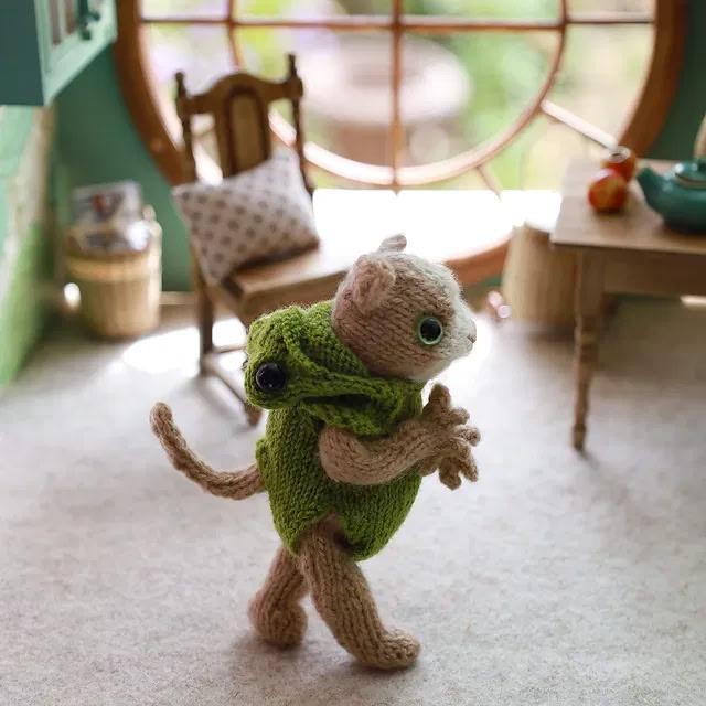 Вязаный спицами котёнок в костюме лягушки