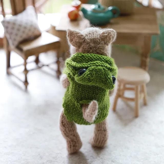 Вязаный спицами котёнок в костюме лягушки