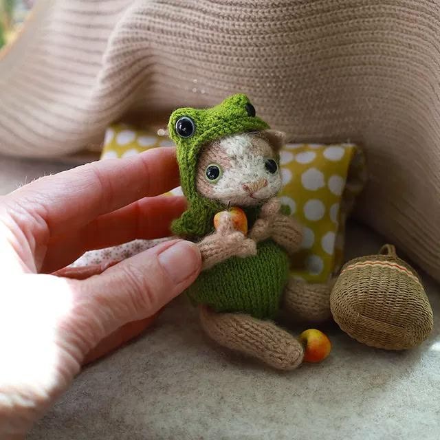 Вязаный спицами котёнок в костюме лягушки