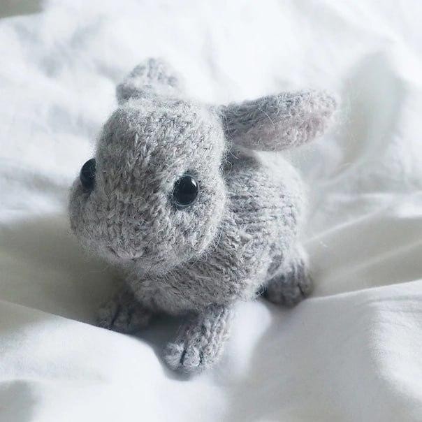 Вязаный спицами кролик