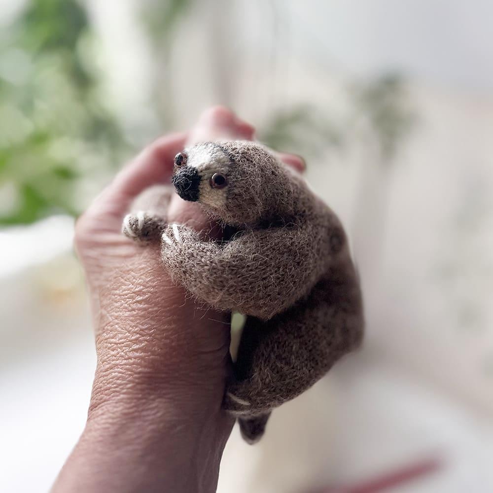 Вязаный спицами ленивец Sloth