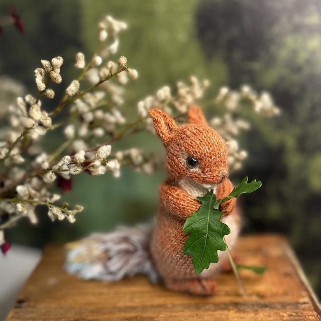 Вязаный спицами бельчонок  Squirrel Nutkin