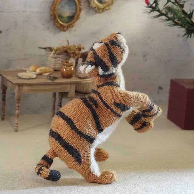 Вязаный спицами тигр Tigger