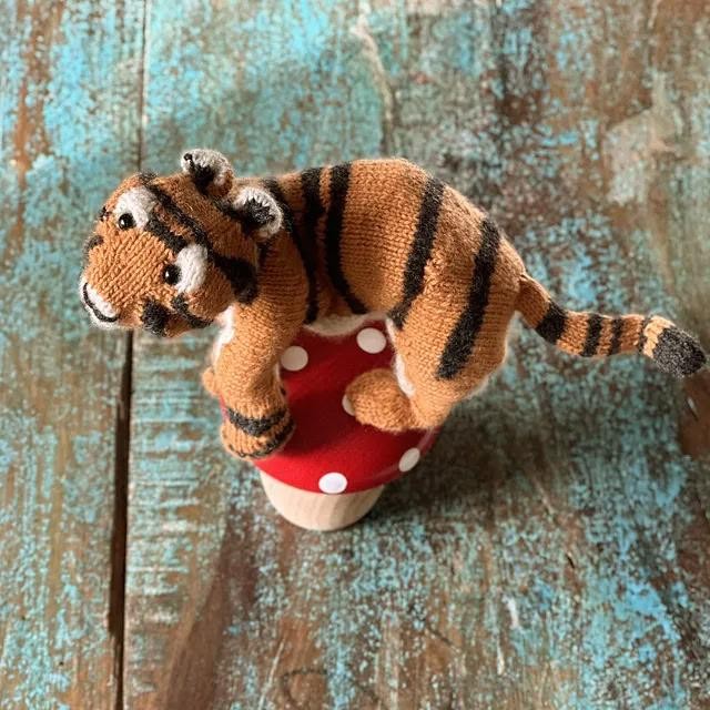 Вязаный тигр спицами