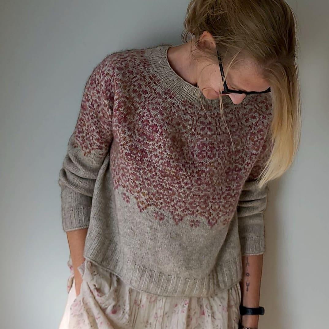 Вязаный спицами жаккардовый пуловер с цветами Golden Poppy Sweater