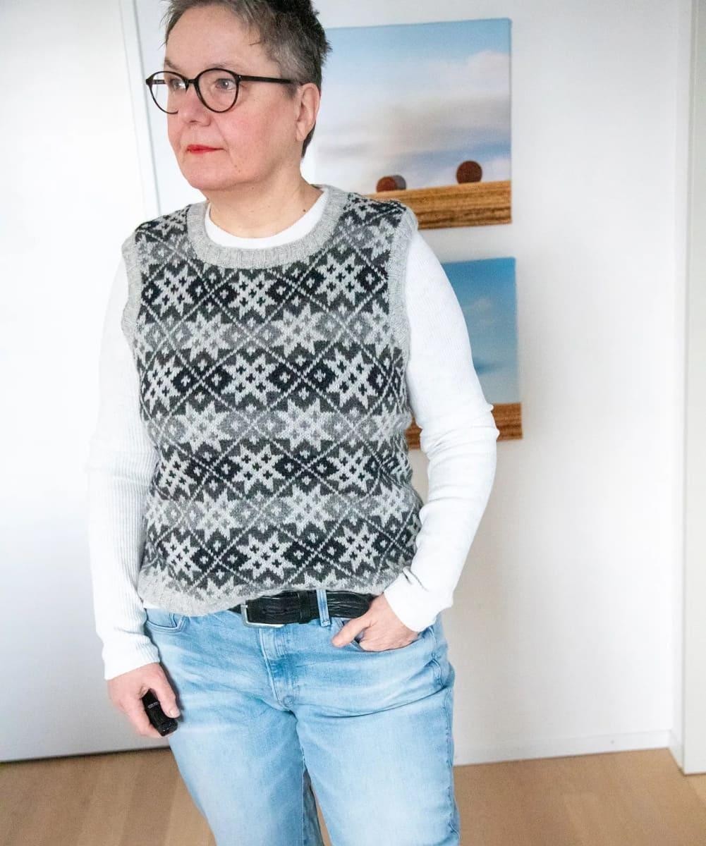 Жаккардовый жилет спицами