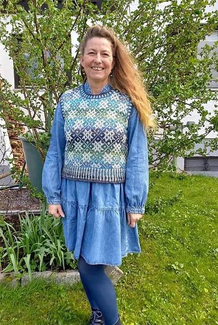 Жаккардовый жилет спицами