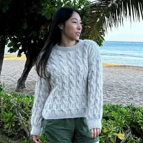 Вязаный спицами пуловер с большими косами
