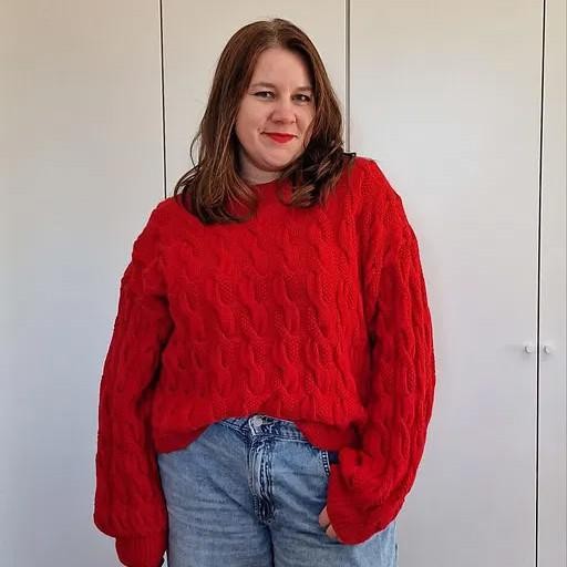 Вязаный спицами пуловер с большими косами