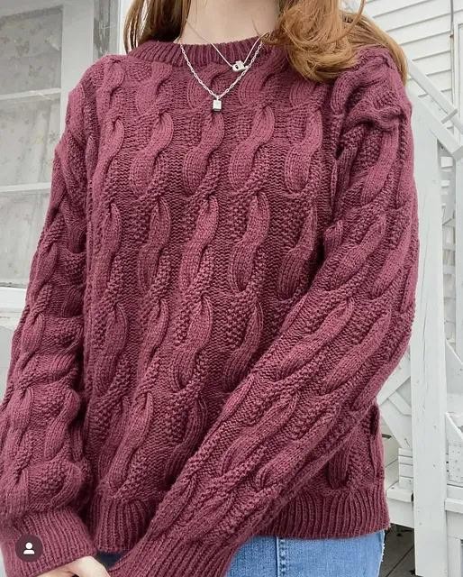 Вязаный спицами пуловер с большими косами