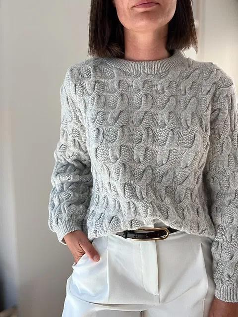 Вязаный спицами пуловер с большими косами
