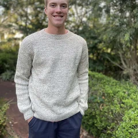 Вязаный спицами мужской пуловер регланом сверху