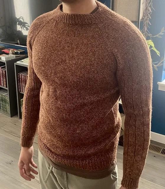 Вязаный спицами мужской пуловер регланом сверху