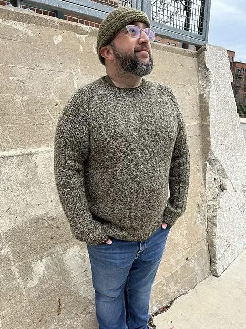 Вязаный спицами мужской пуловер регланом сверху