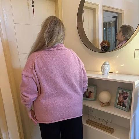 Вязаный спицами кардиган с отложным воротником