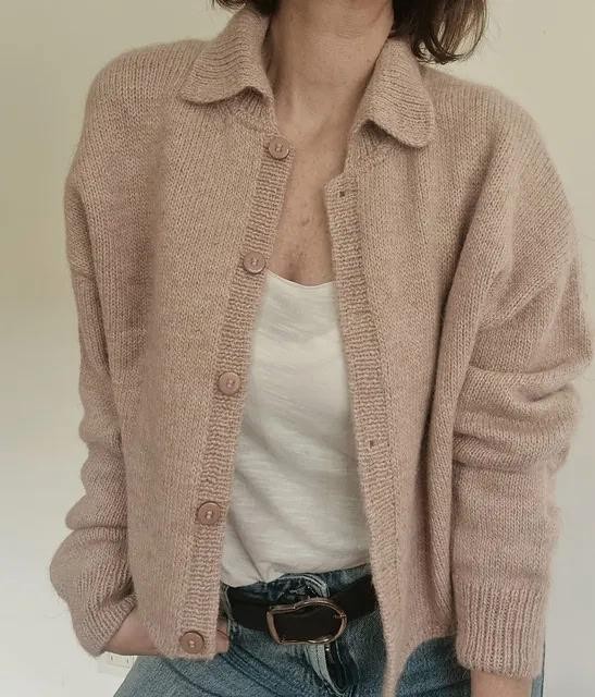 Вязаный спицами кардиган с отложным воротником