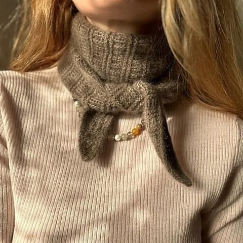 Вязаный спицами небольшой шарфик бактус из кашемира Scarf No. 4.