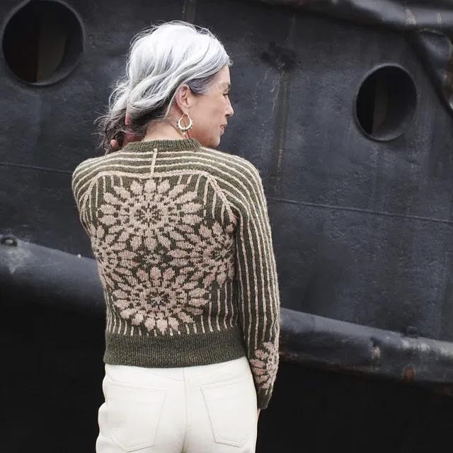 Женский жаккардовый пуловер спицами