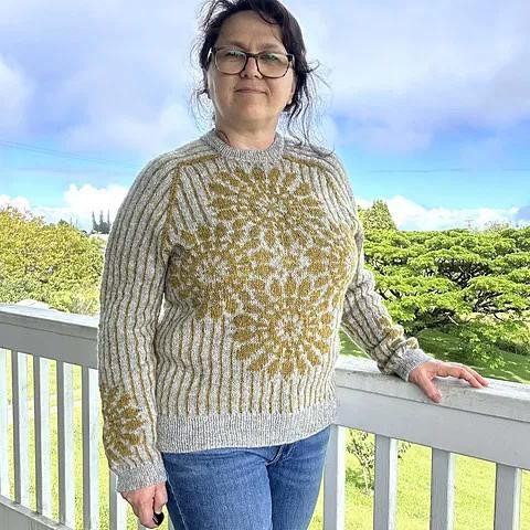 Женский жаккардовый пуловер спицами