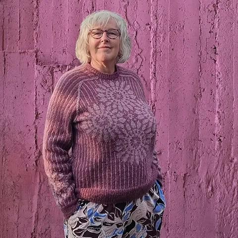 Женский жаккардовый пуловер с цветами