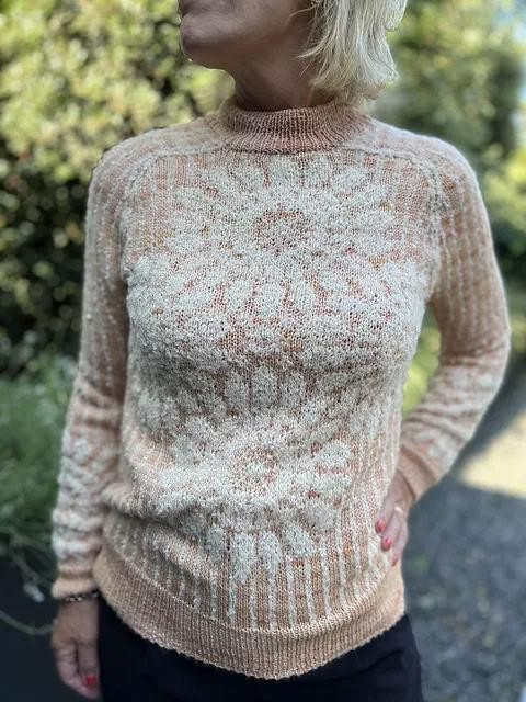 Женский жаккардовый пуловер с цветами