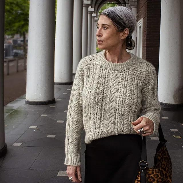 Вязаный спицами пуловер с косами Neive