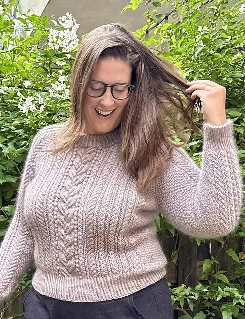 Вязаный спицами пуловер с косами