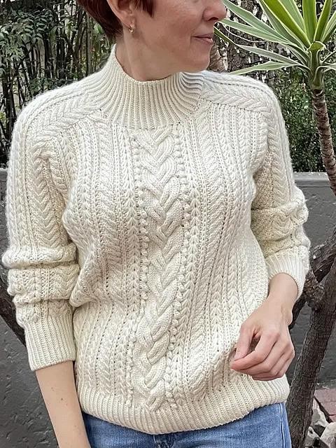 Вязаный спицами пуловер с косами