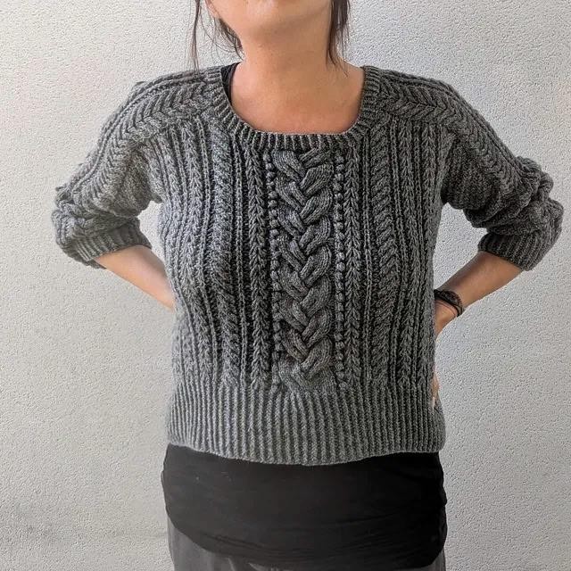 Вязаный спицами пуловер с косами
