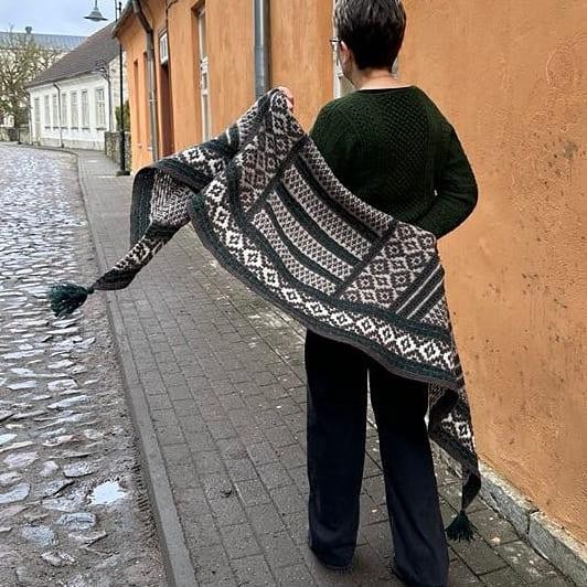 Вязаная спицами шаль ленивым жаккардом