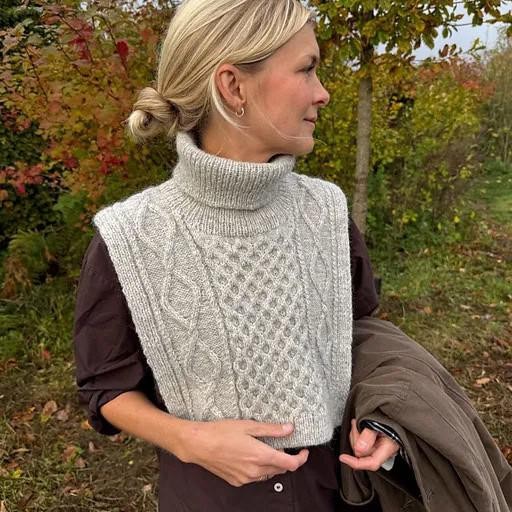 Вязаная спицами манишка с косами Dagmar Neck