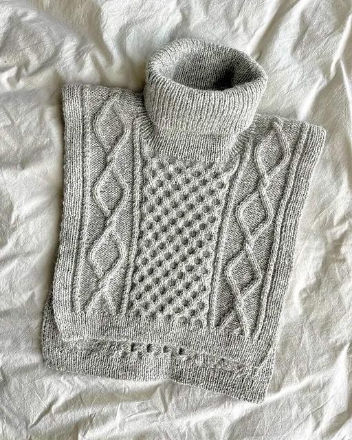 Вязаная спицами манишка с косами