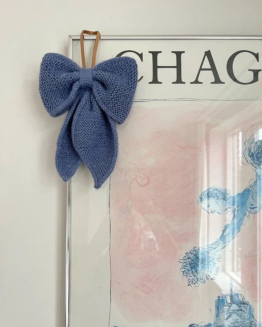 Вязаный спицами бант