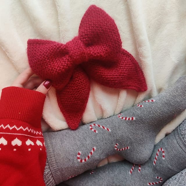 Вязаный спицами бант