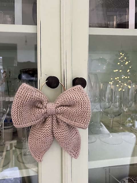 Вязаный спицами бант