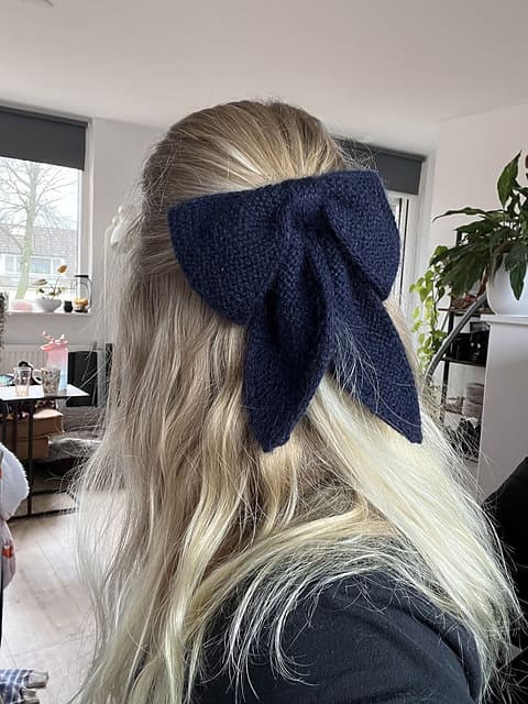 Вязаный спицами бант