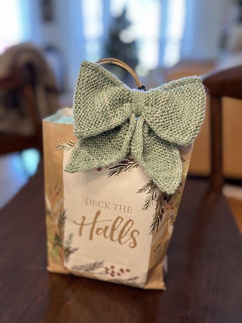 Вязаный бант спицами