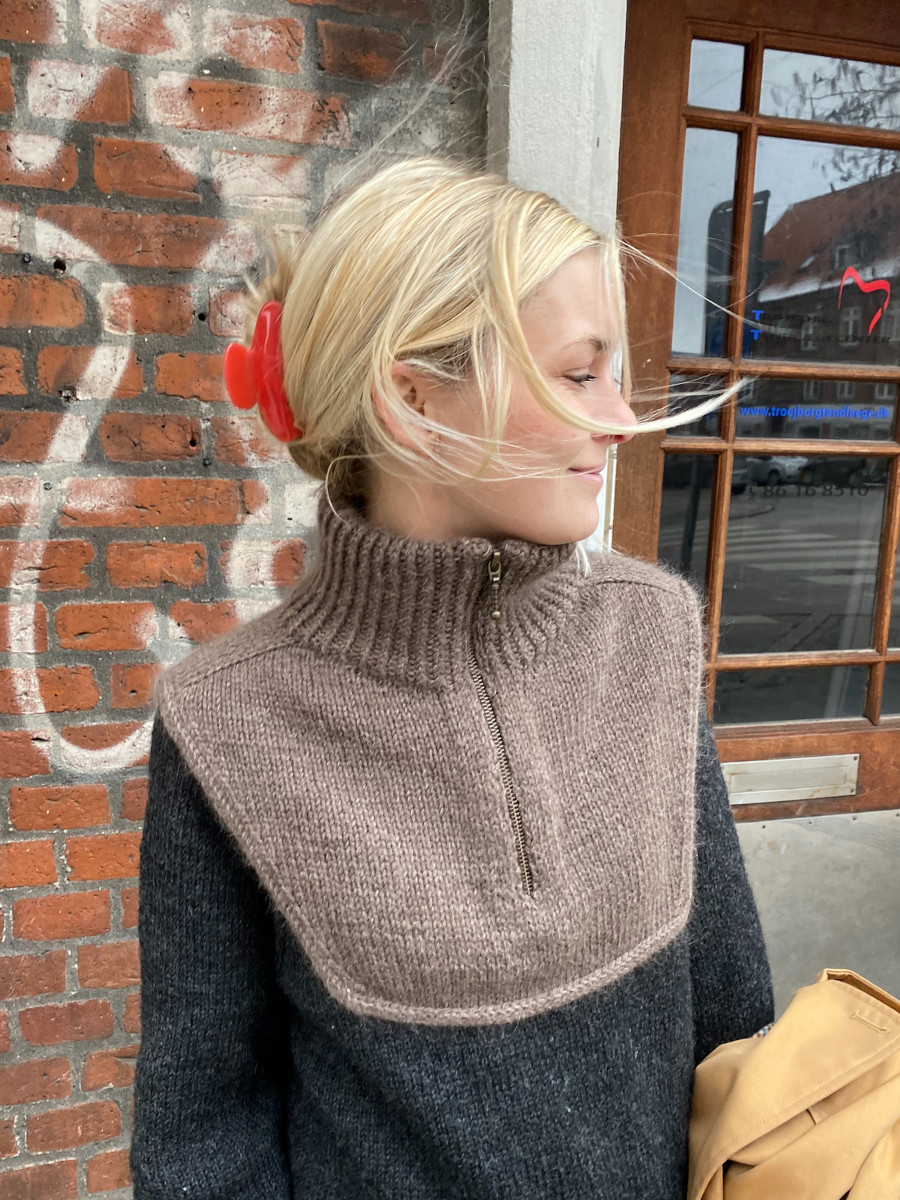 Вязаная спицами манишка на молнии