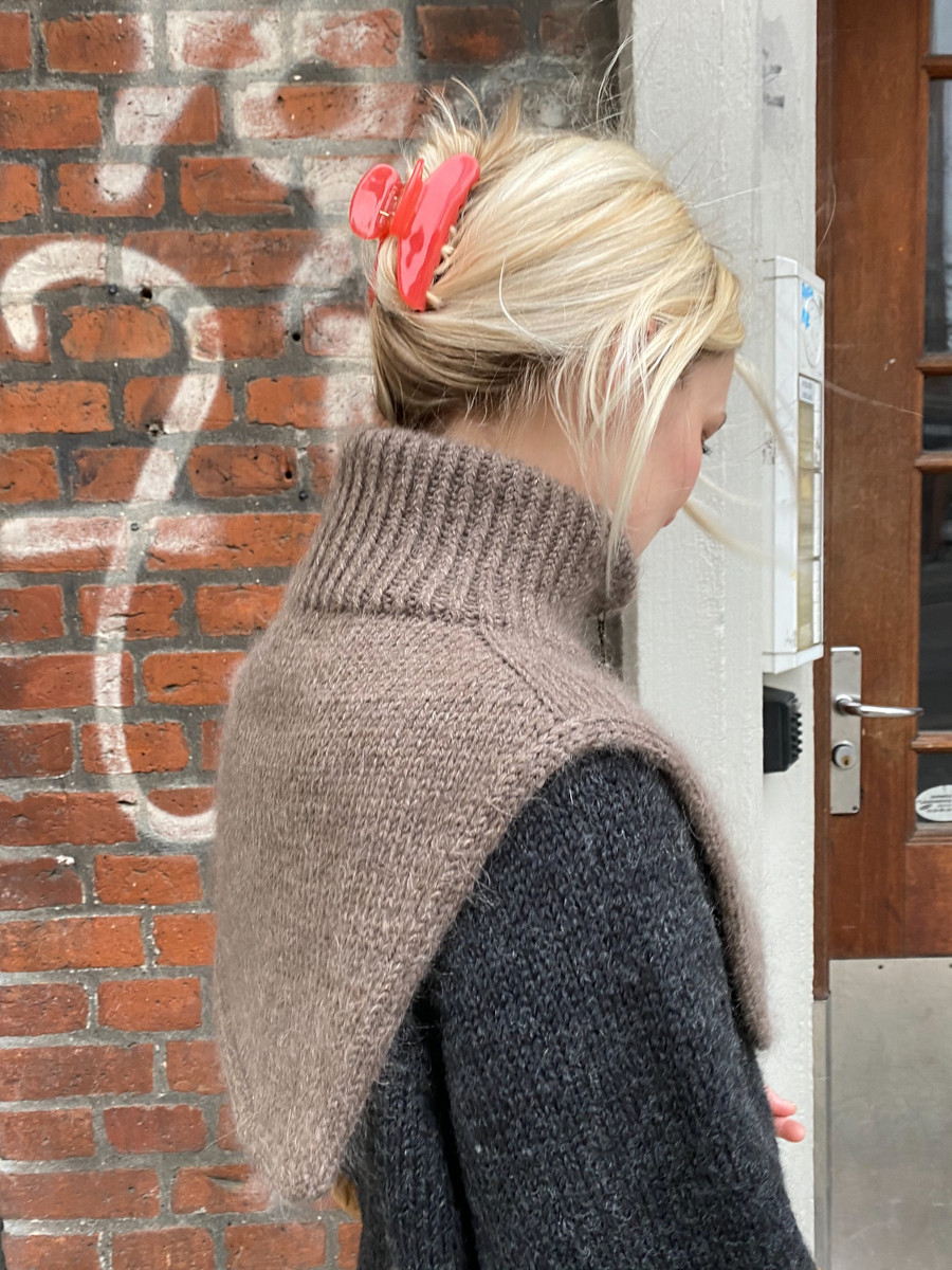 Вязаная спицами манишка на молнии