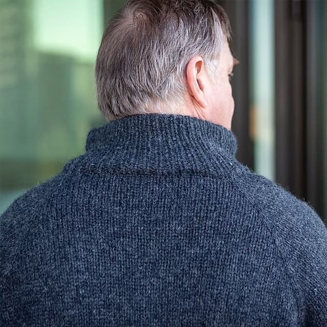 Мужской свитер спицами