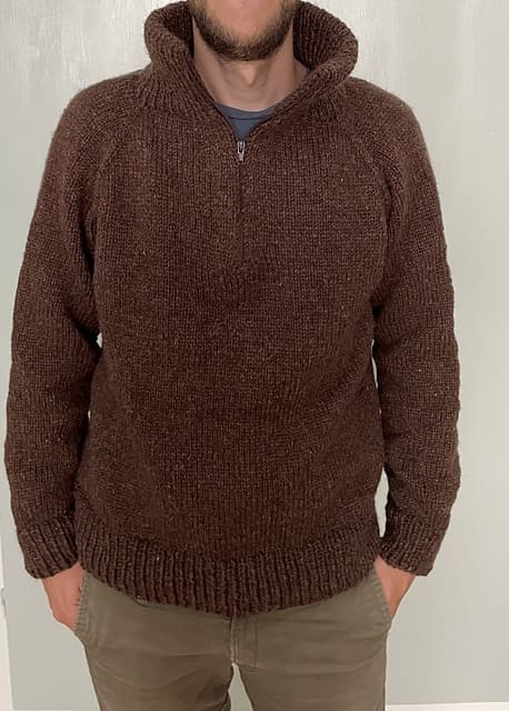 Вязаный спицами мужской свитер