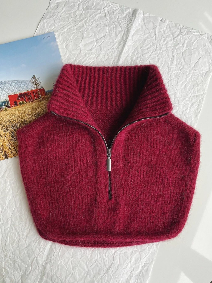 Вязаная спицами манишка на молнии