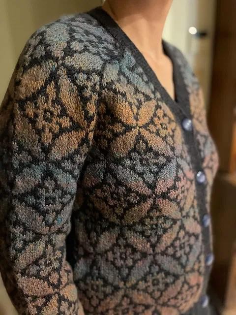 Жаккардовый кардиган спицами