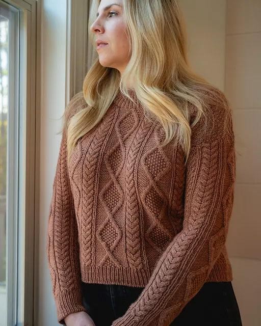Вязаный спицами женский пуловер с аранами