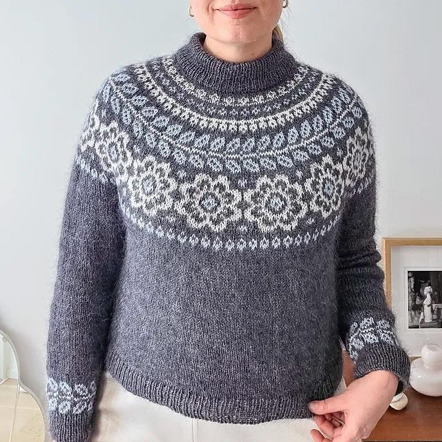 Вязаный спицами пуловер Poppy Bloom с большими цветами на кокетке